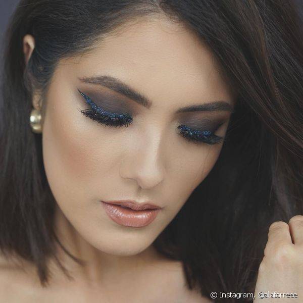 Fazer detalhes em tom de azul na maquiagem dos olhos pode ser uma forma de deixar o look casadinho e todo combinando (Foto: Instagram @alatorreee)